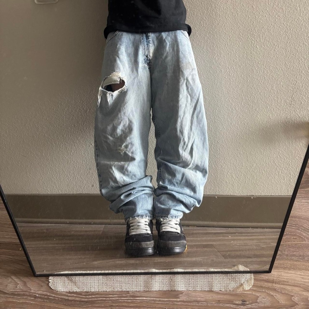 Vintage 90s Light Wash Levis Distressed Denim Jeans! 32x32